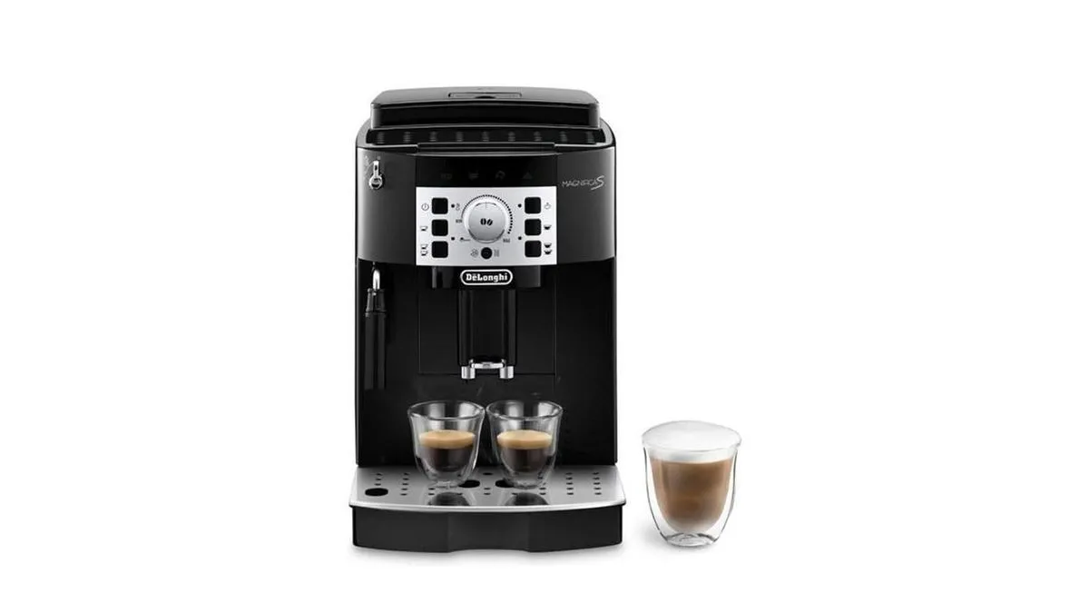 DeLonghi Magnifica S Kaffeevollautomat in Silber, Detailansicht mit Tasse Espresso und Bedienfeld, ideal für Milchschaum.