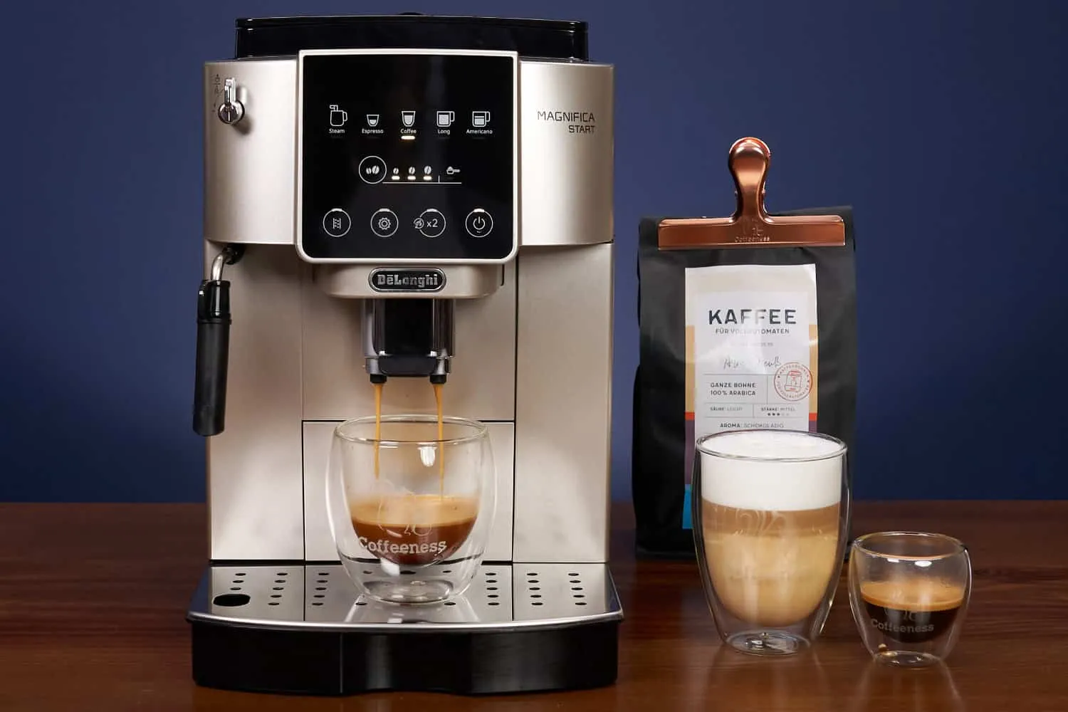 DeLonghi Magnifica Start Kaffeebezug: Frischer Kaffee wird in eine Tasse gebrüht