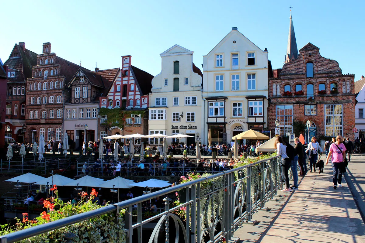 Den Stintmarkt im Lüneburger Hafen prägen heute Cafés und Restaurants