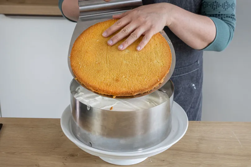 Den zweiten Tortenboden auf die Creme legen