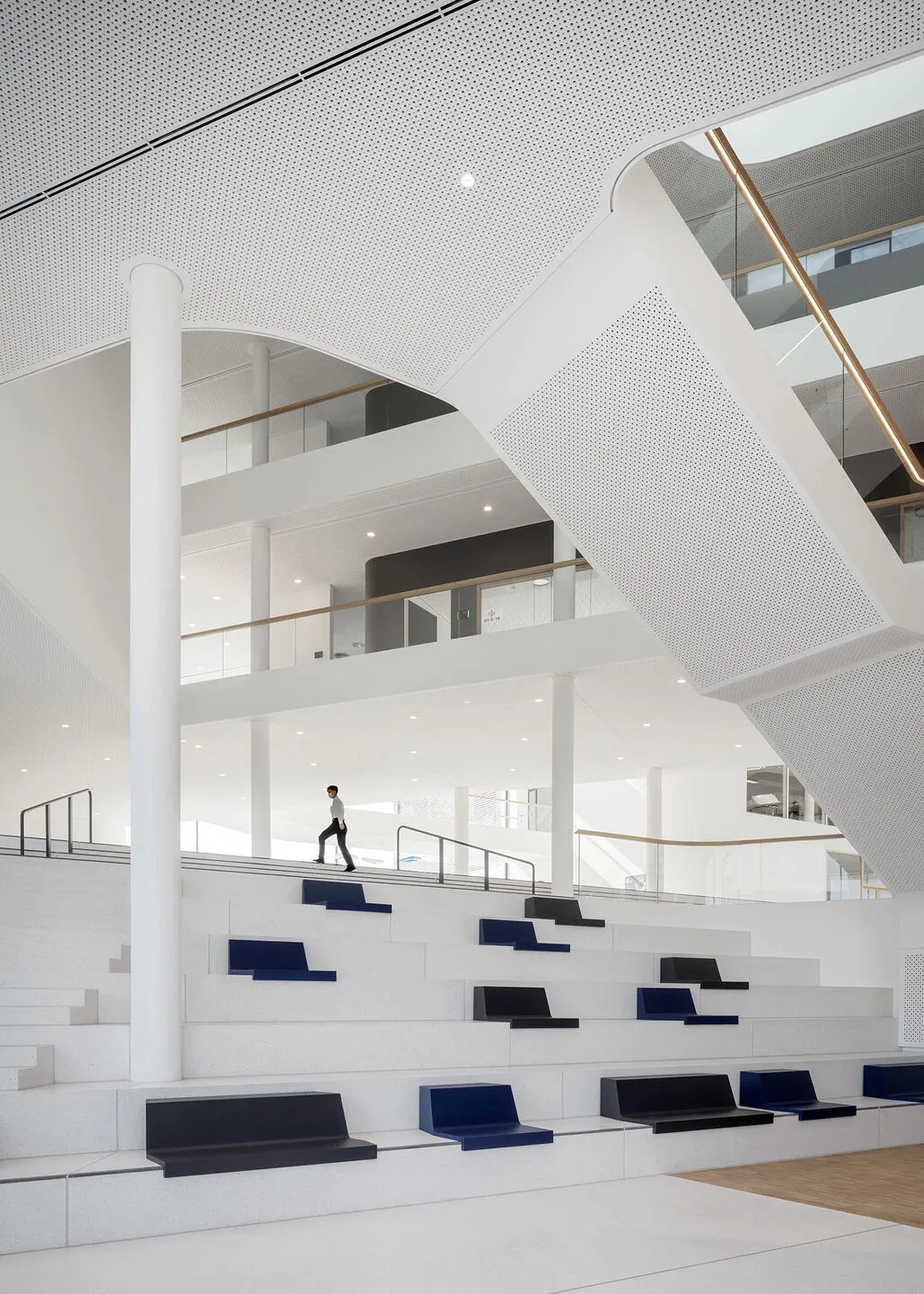 Der ALDI Nord Campus in Essen, von einem begrünten Außenbereich aus gesehen.