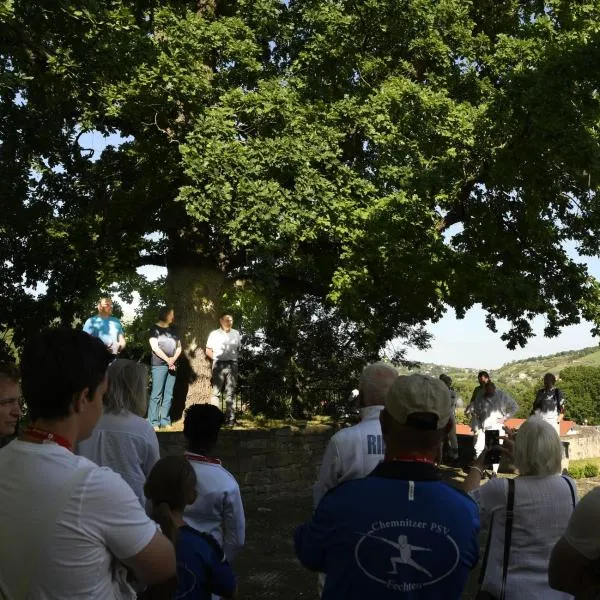 Der älteste Fechter und die jüngste Fechterin bei der Kranzniederlegung, eine Tradition der Jahnmehrkämpfe in Freyburg