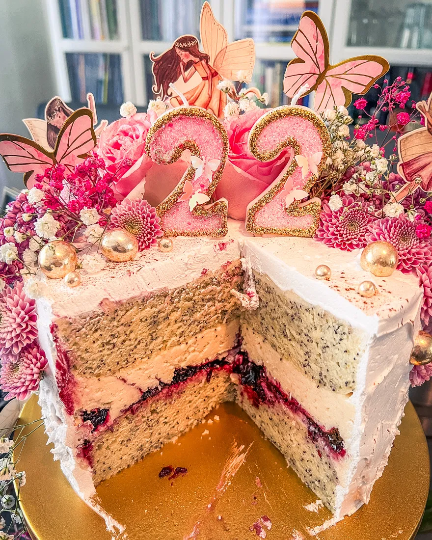 Der Anschnitt des Feen Geburtstagskuchens mit Mohn-Marzipan-Füllung