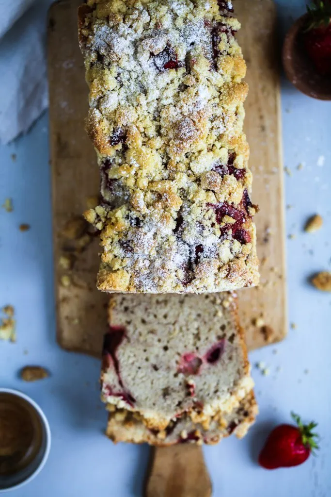 Der Anschnitt eines selbstgebackenen Erdbeer-Bananenbrots, der die perfekte Balance zwischen süßer Banane und frischen Erdbeeren offenbart. Ein beliebtes Kuchenrezept.