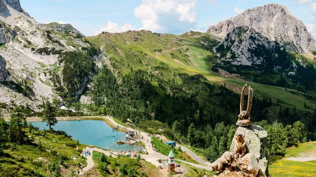 Der Aqua Trail am Nassfeld in Kärnten, ein Abenteuerweg für Familien in den Bergen.