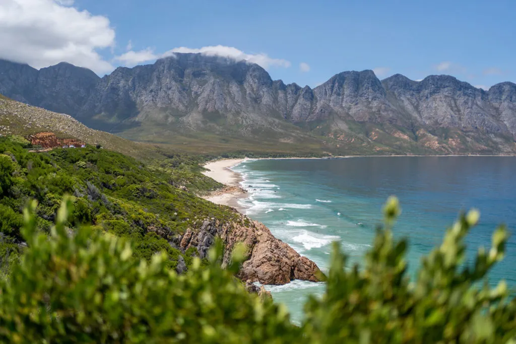 Der atemberaubende Kogel Bay Beach, gesehen vom Clarens Drive, ein Highlight auf deiner Reisetipps Garden Route