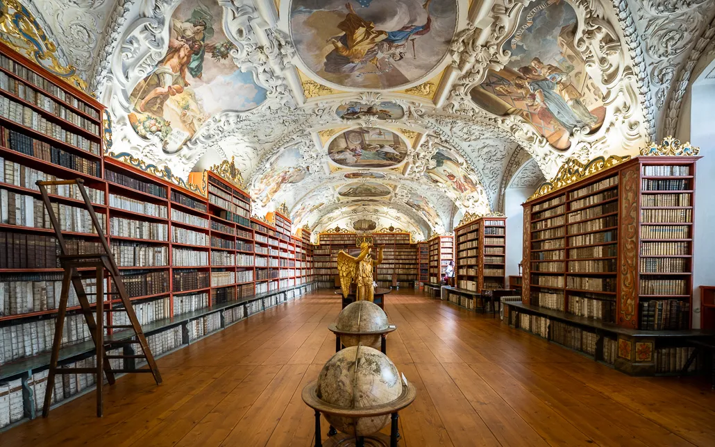 Der atemberaubende Lesesaal der Bibliothek im Kloster Strahov in Prag, ein kulturelles Juwel für Mai-Reisende.