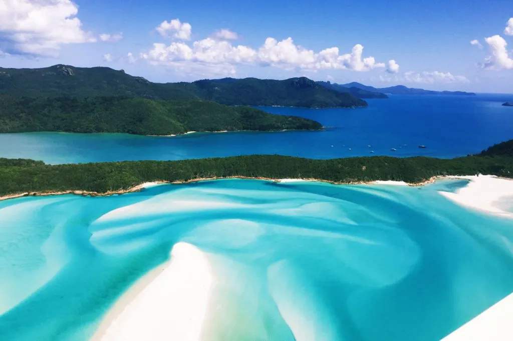 Der atemberaubende Whitehaven Beach in Queensland, Australien, mit seinem feinen Sand und klaren Wasser, perfekt für einen Roadtrip im angenehmen Mai.