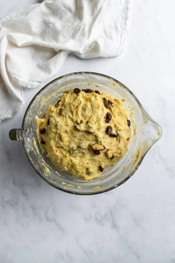 Der aufgegangene Hefeteig für den Osterkranz in einer großen Rührschüssel, hat sich im Volumen verdoppelt.