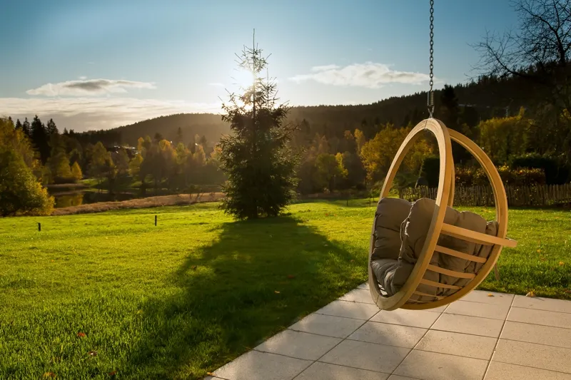 Der Ausblick in den herbstlichen Schwarzwald von der Waldfunkeln Lodge.