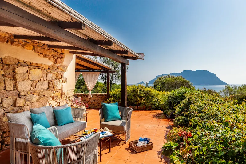 Der Ausblick von der Villa Castanza auf Sardinien, ein traumhafter Ort für die Herbstferien.