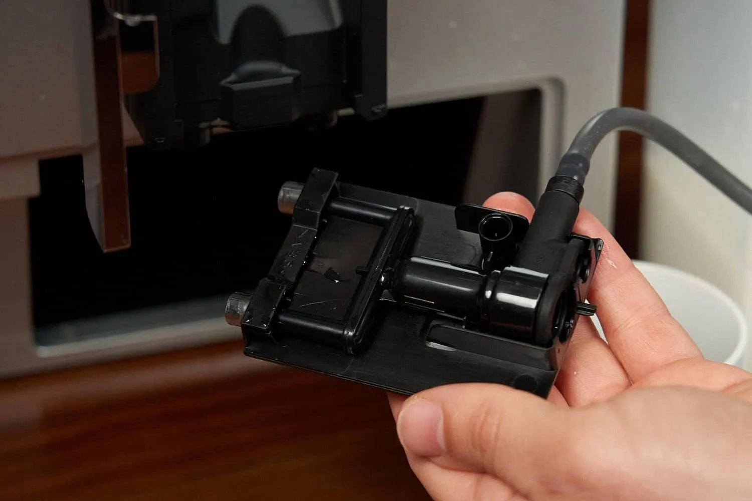 Der Auslaufablauf des Melitta Caffeo CI Kaffeevollautomaten.