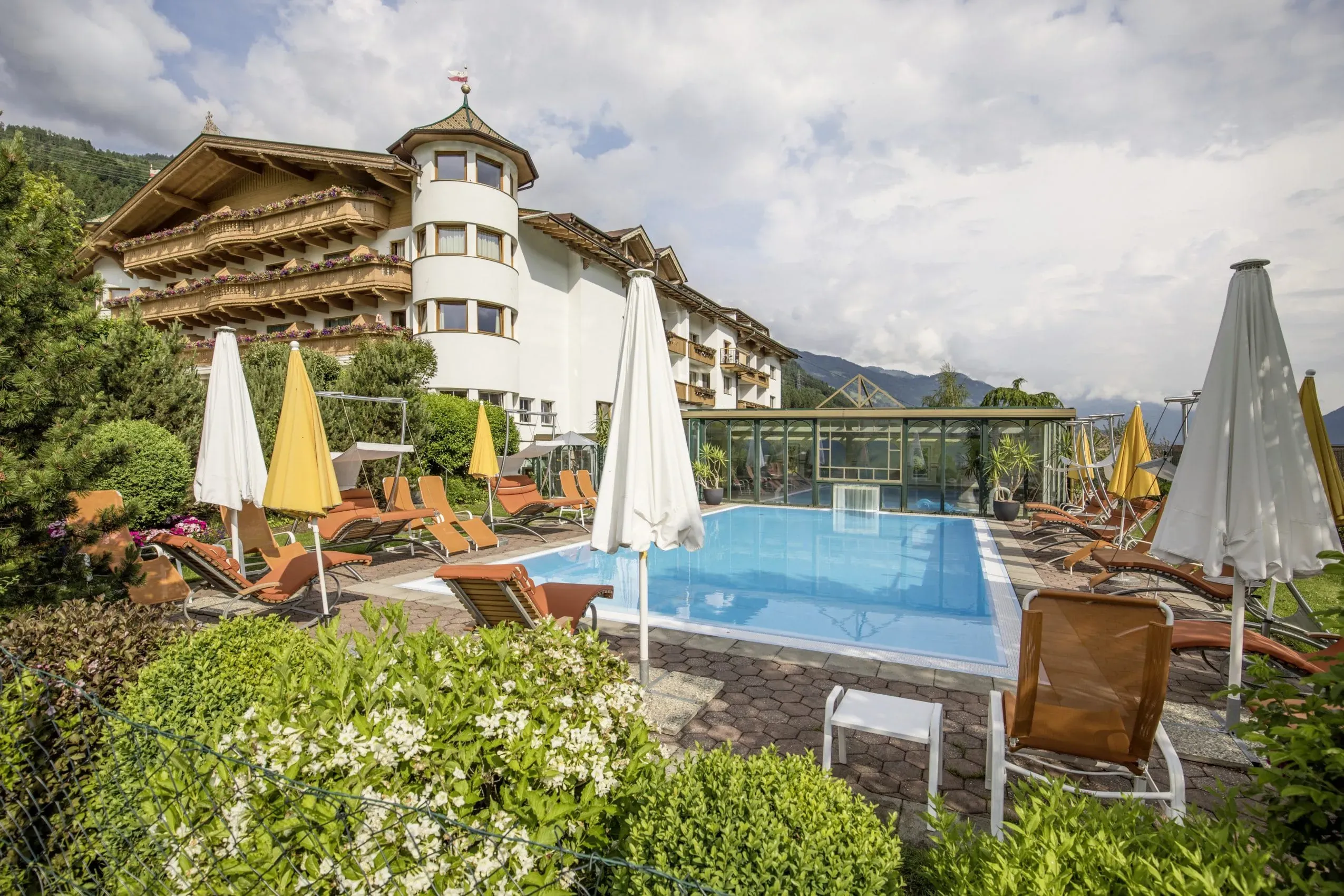Der Außenpool und die malerische Ansicht des Gartenhotel Magdalena im Zillertal, einem bekannten Paradies für Urlaub mit Hund in Österreich.