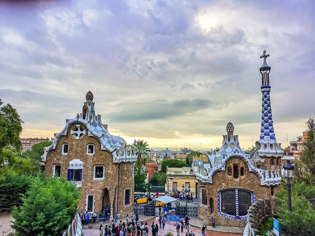 Der beeindruckende Park Güell in Barcelona, Spanien, mit Gaudís einzigartiger Mosaik-Architektur.