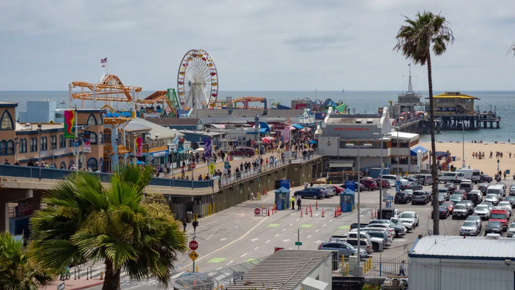 Der belebte Santa Monica Pier im Sommer mit Riesenrad und vielen Besuchern