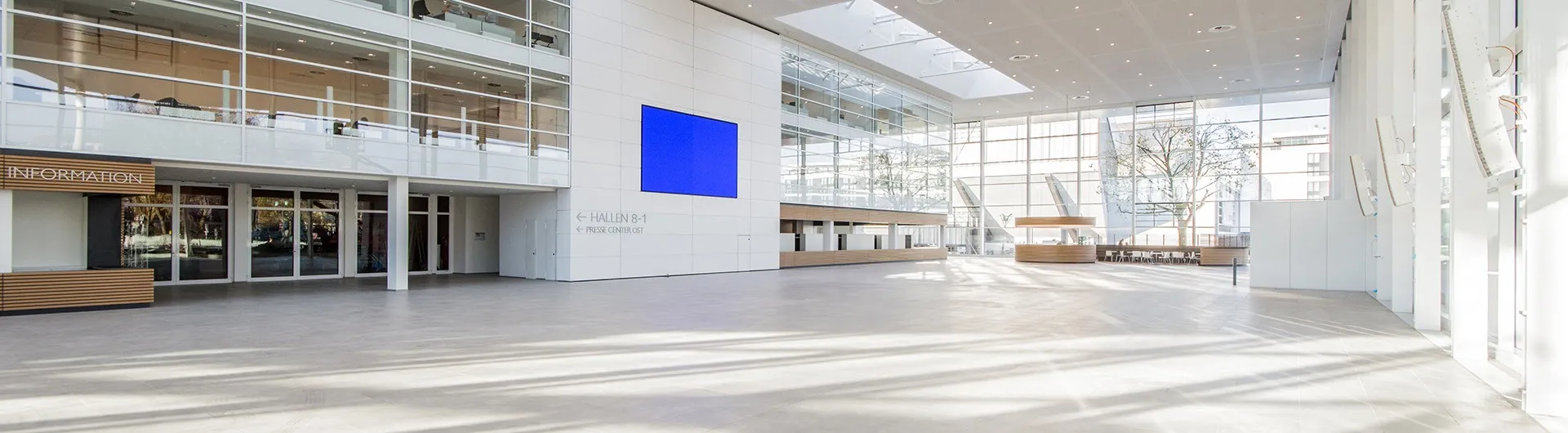 Der beleuchtete Eingangsbereich eines modernen Gebäudes in Essen bei Nacht, das die einladende Atmosphäre der Stadt widerspiegelt.