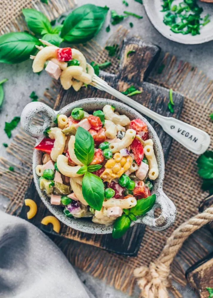 Der beste vegane Nudelsalat mit einer cremigen Soße, perfekt für jede Feier.