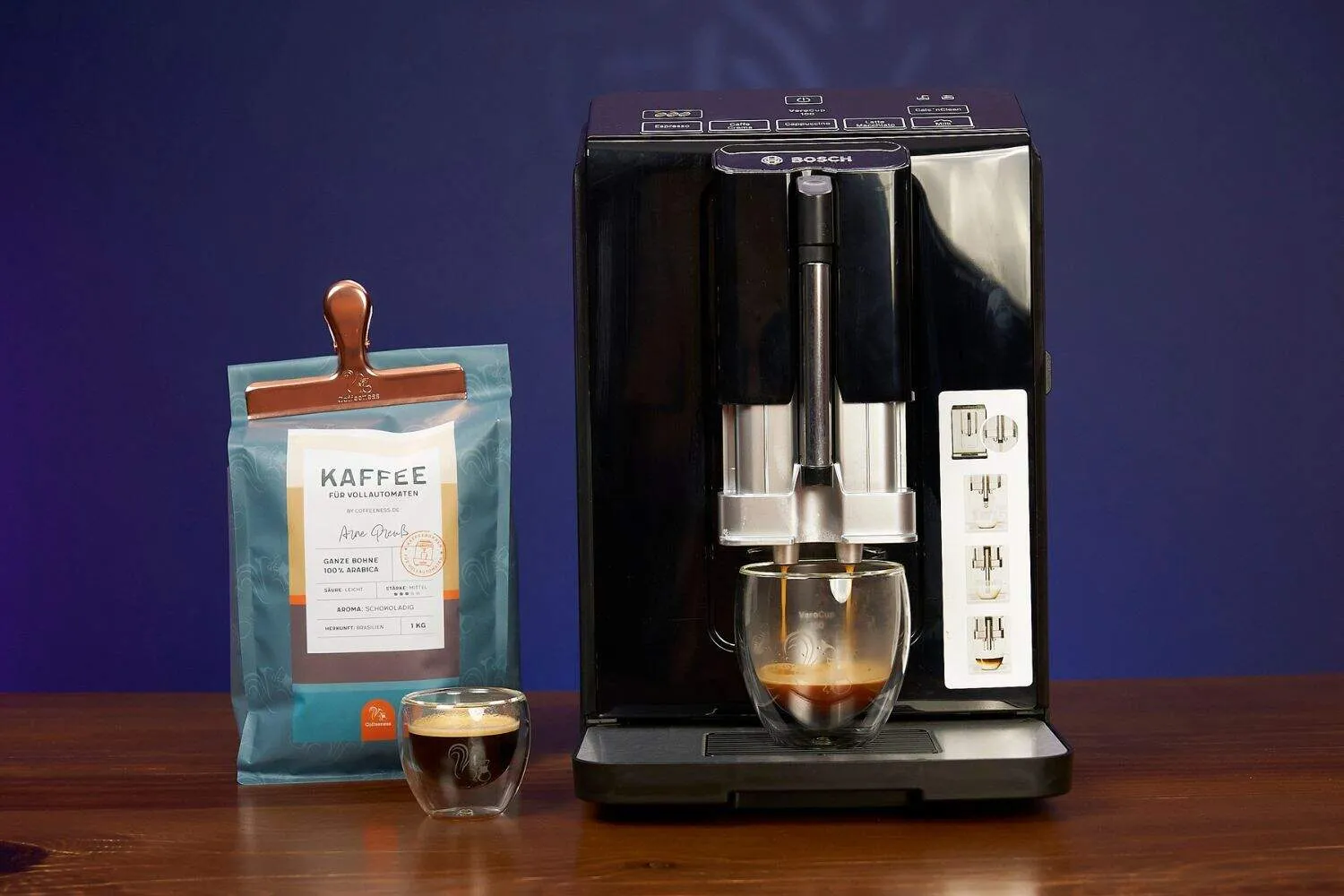 Der Bosch VeroCup 300 TIS30351DE bereitet Kaffee zu