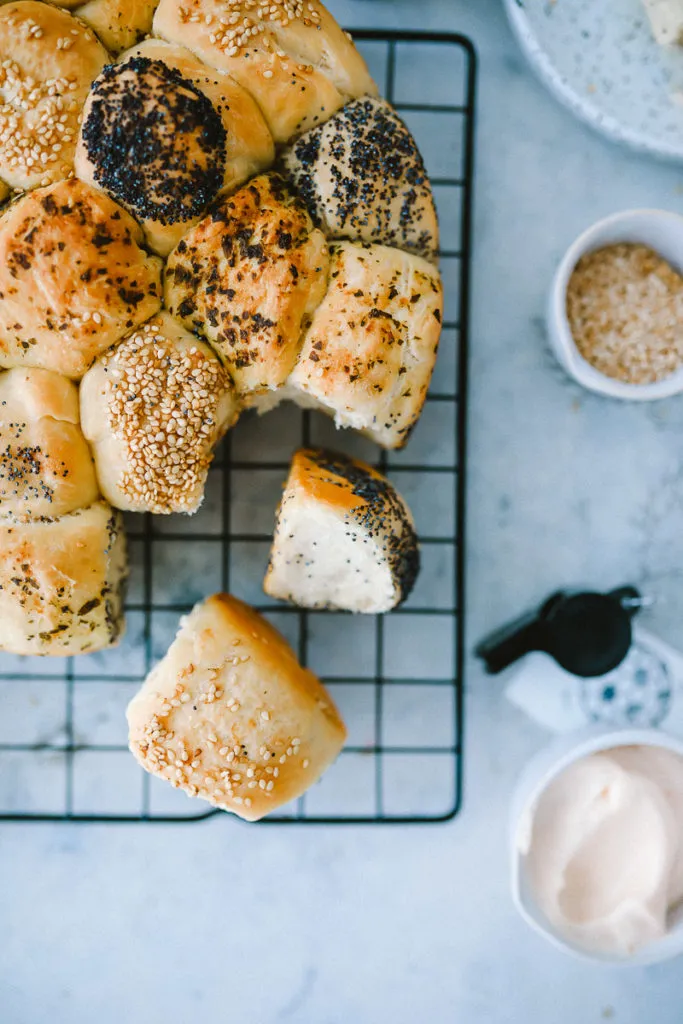 Der Brötchenkranz, serviert mit einem Dip aus Miracel Whip und Chili, bereit zum Genießen.