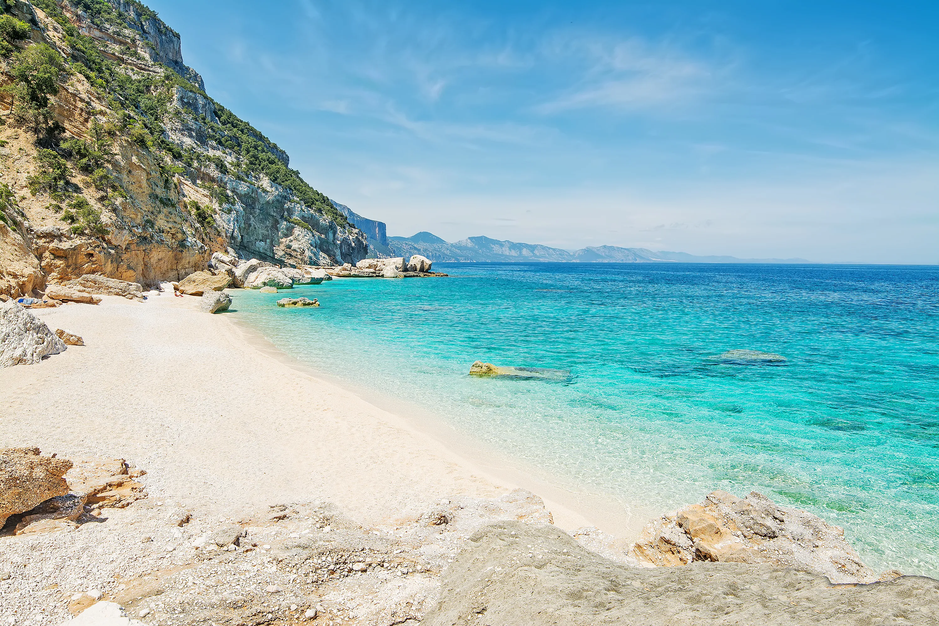 Der Cala Mariolu Strand auf Sardinien mit weißem Sand und türkisblauem Wasser