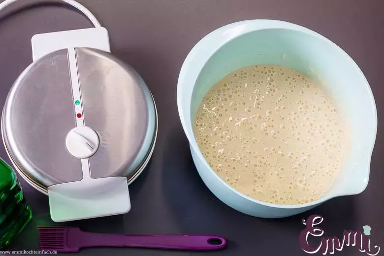 Der cremig gerührte Waffelteig für ein fluffiges Ergebnis, bereit für das Waffeleisen