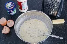 Der cremige Guss für die Gemüsequiche vor dem Verteilen