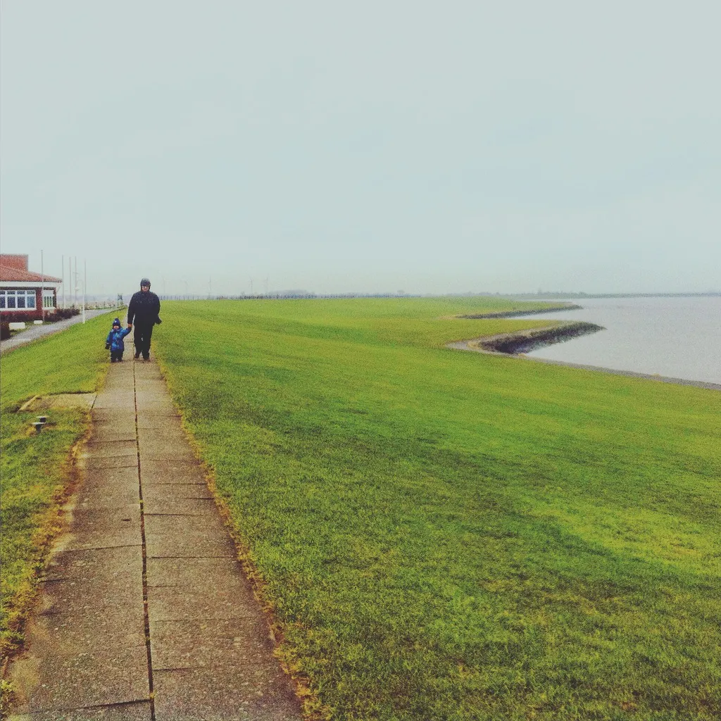 Der Deich lädt zu Spaziergängen und zum Genießen der Nordseeluft ein.