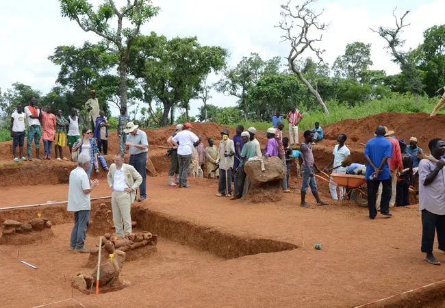 Der deutsche Botschafter Bernhard Schlagheck im Gespräch mit Prof. Peter Breunig auf der Grabung in Ifana 3.