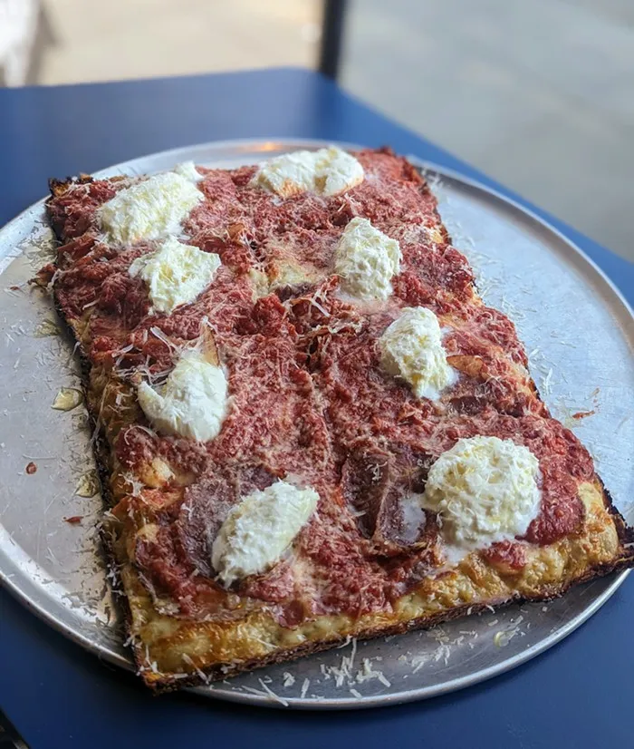 Der Duft von frisch gebackener Pizza liegt in der Luft