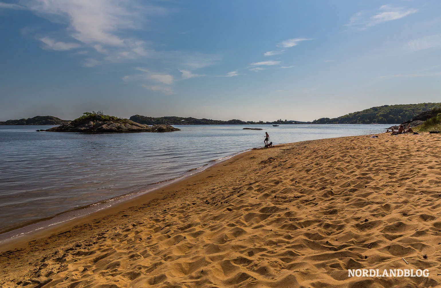 Der einzigartige goldfarbene Sand des Kanelstrandes (Zimtstrand) in Mandal, Südnorwegen