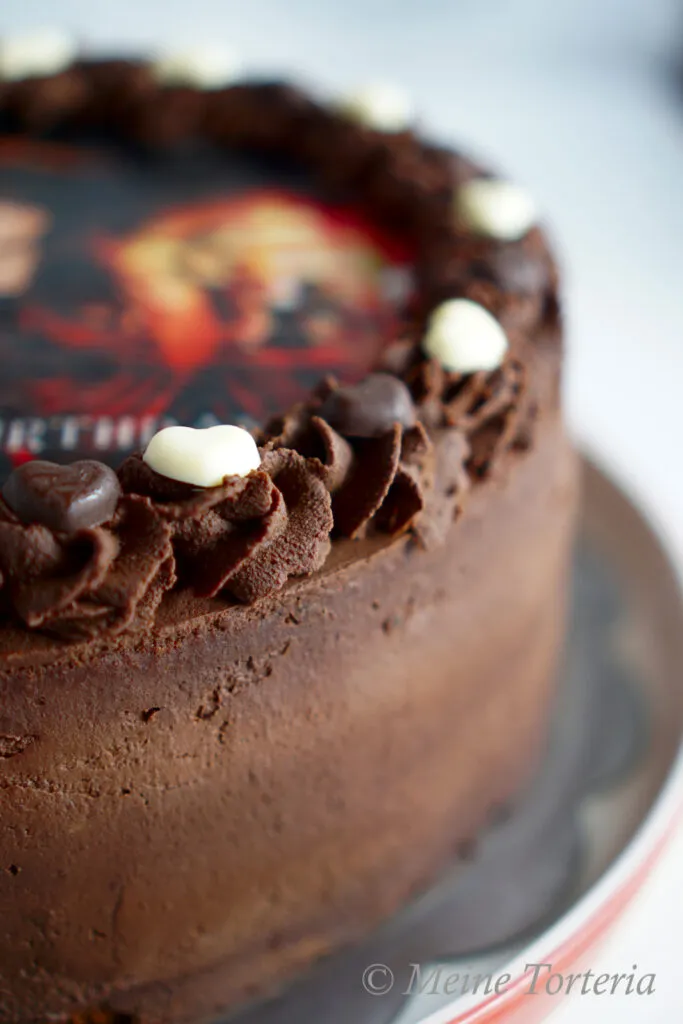 Der fertig dekorierte Geburtstagskuchen 25, bereit zum Servieren, mit Aufleger und Randdekoration