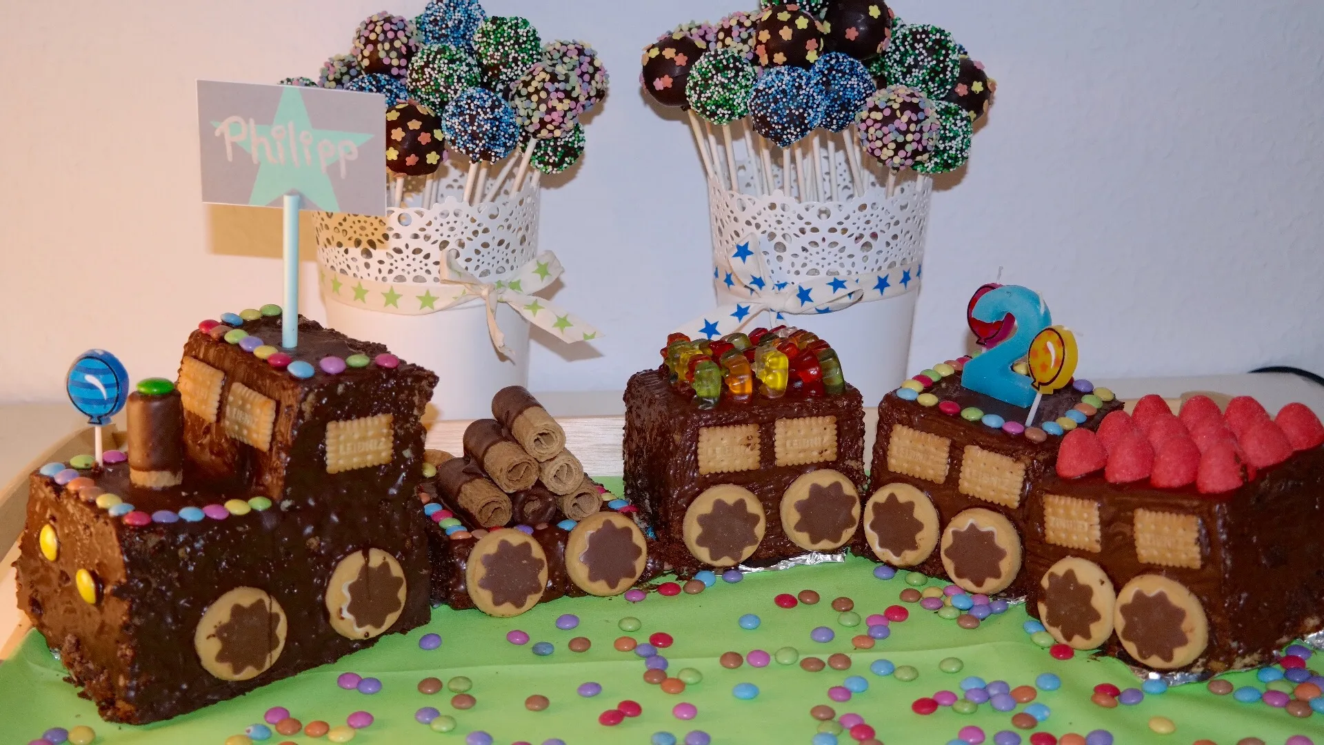 Der fertig dekorierte Geburtstagskuchen Eisenbahn, ein Highlight für jedes Kinderfest