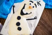 Der fertig dekorierte Olaf Geburtstagskuchen, inspiriert von Disneys Eiskönigin, ein Highlight für jede Kinderfeier.