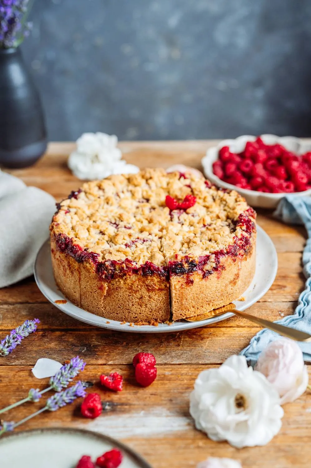 Der fertig gebackene Kuchen in der Springform, bereit zum Abkühlen
