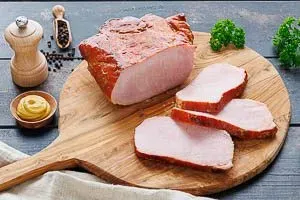 Der fertig gegarte Kasslerbraten wird aus dem Ofen genommen, bereit zum Ruhen, Schneiden und Servieren.