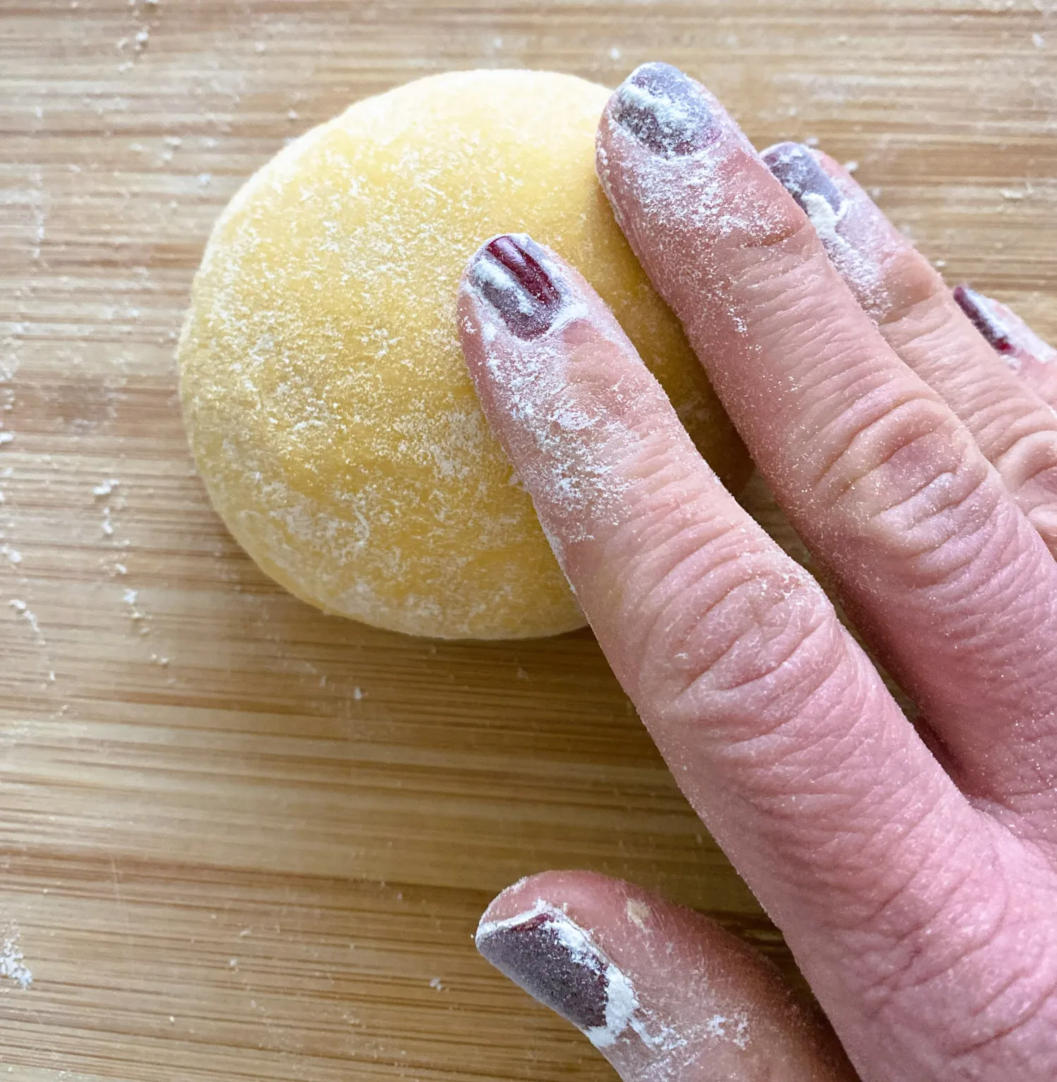 Der fertig geknetete und ausgerollte Pastateig, perfekt um selbstgemachte Ravioli zu formen.