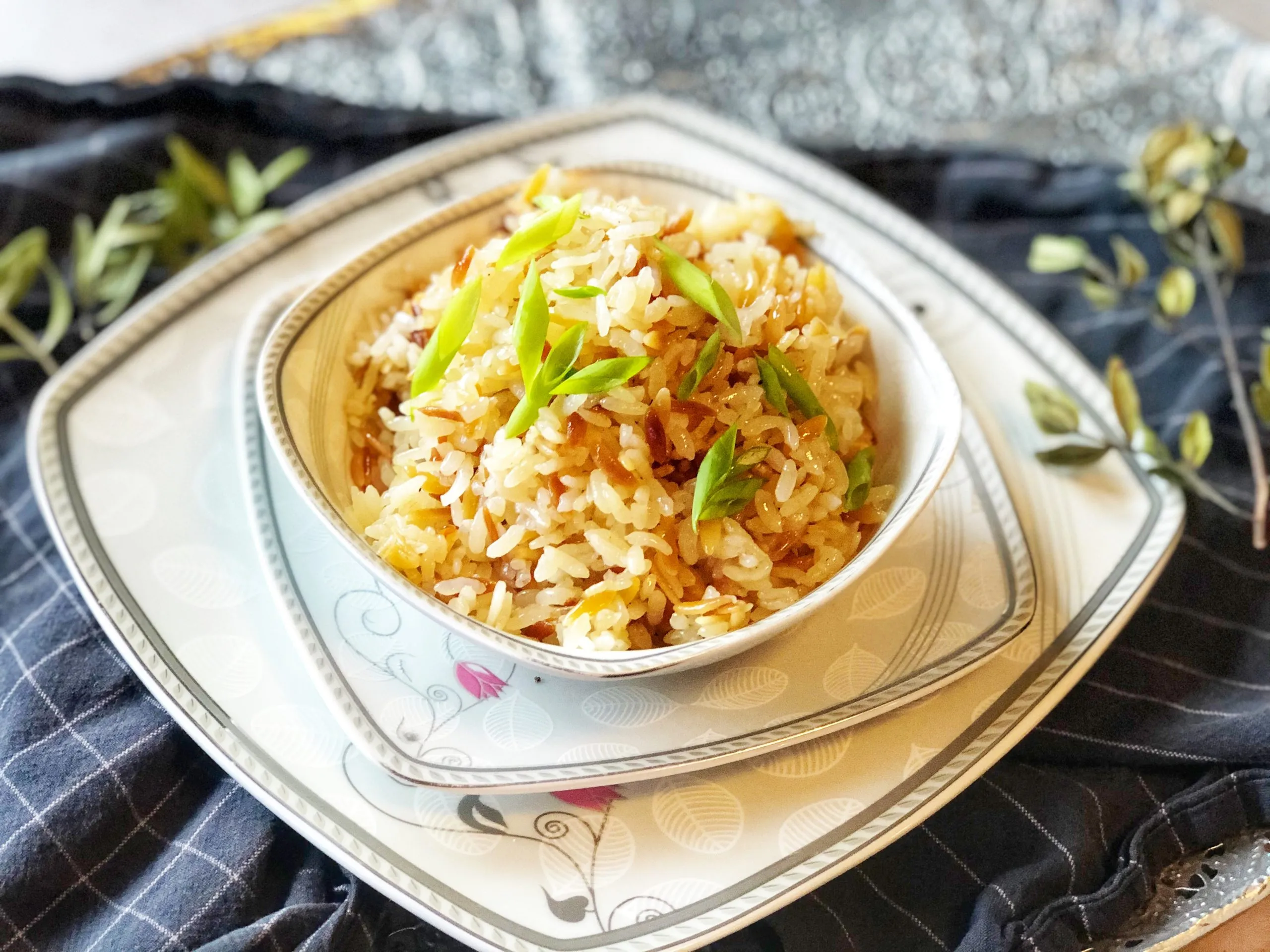 Der fertig gekochte türkische Reis (Pilav) in einer großen Pfanne, bedeckt mit einem Küchentuch zur Perfektion.