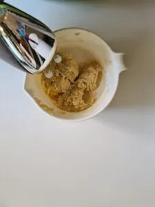 Der fertig vermischte Rührteig für die kleinen Kuchen zum Geburtstag in einer Schüssel