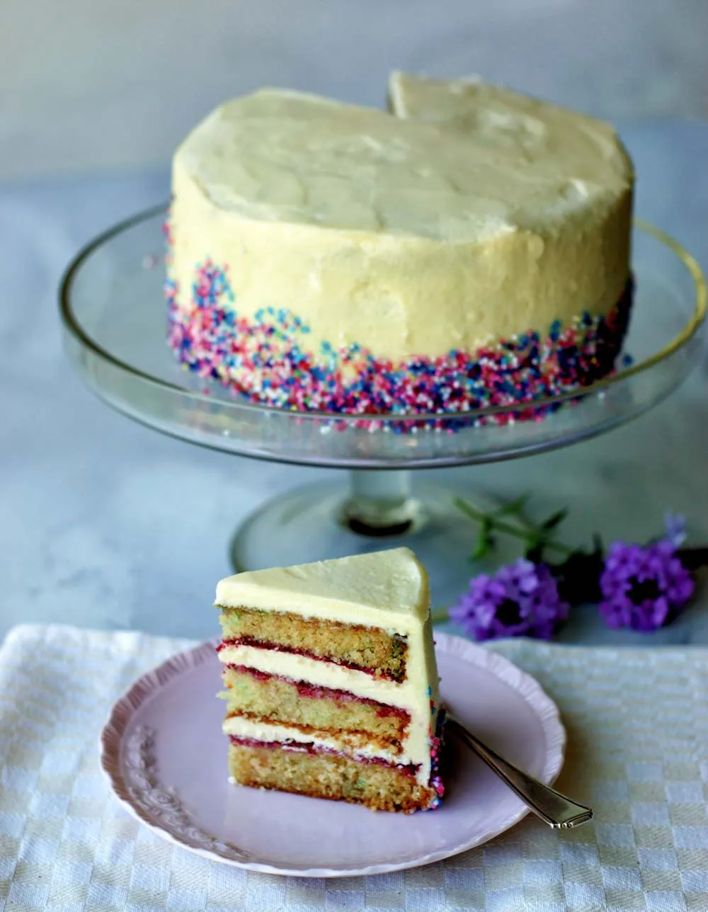 Der fertige amerikanische Geburtstagskuchen von oben mit Vanillebuttercreme und bunten Streuseln