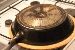 Der fertige Apfelkuchen aus der Pfanne