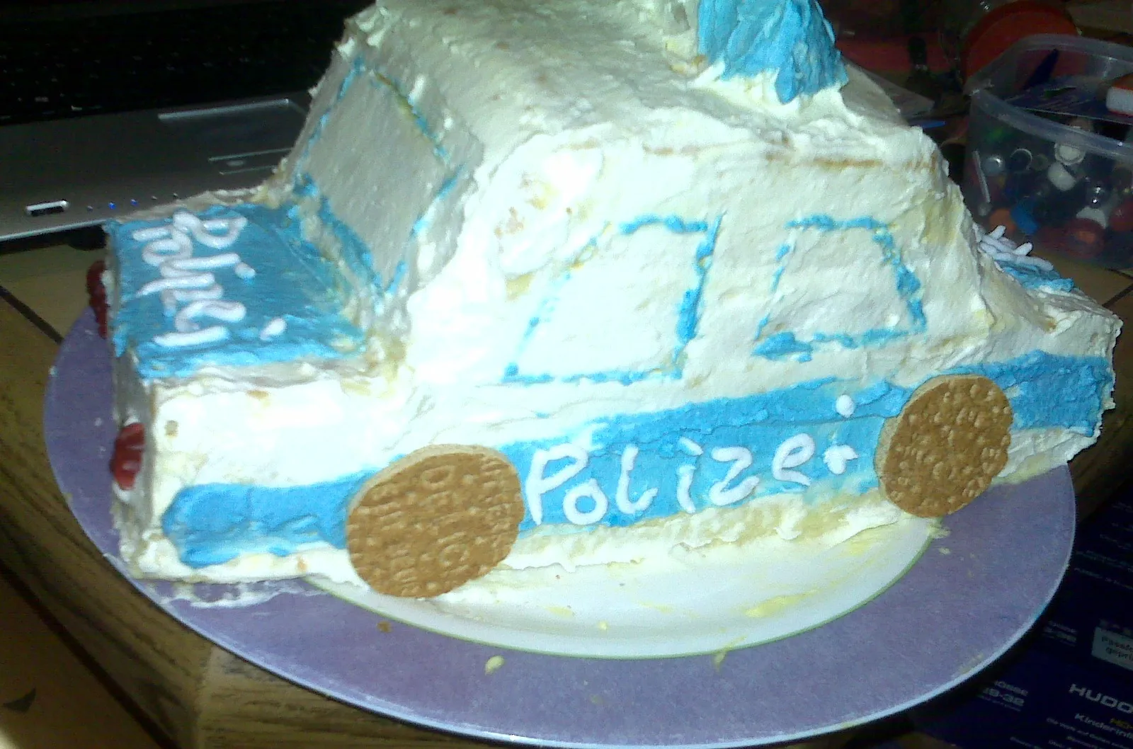 Der fertige blaue Polizeiauto Geburtstagskuchen