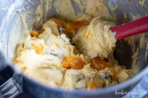 Der fertige Geburtstagskuchen KitKat-Teig mit Mandarinen und gehackten KitKats in der Kastenform