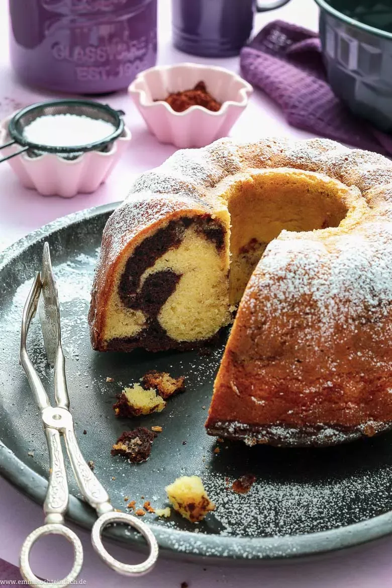 Der fertige helle Marmorkuchenteig wird in eine gut vorbereitete Gugelhupf-Form gefüllt, bereit für den dunklen Teig.