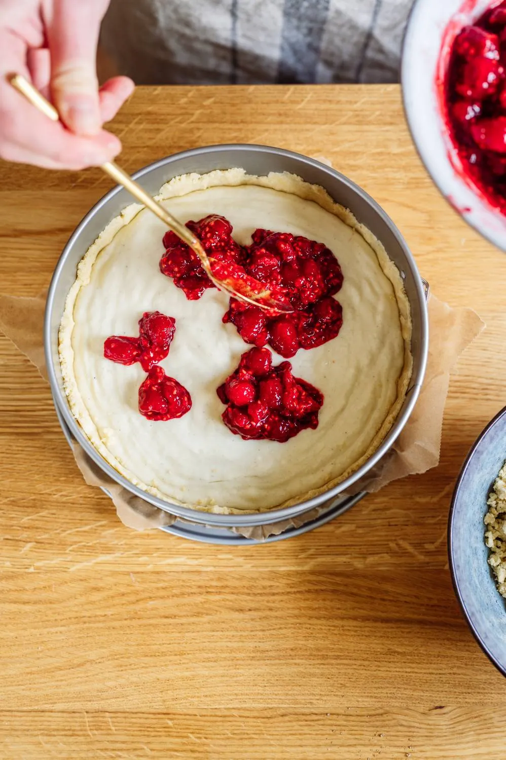 Der fertige Himbeer-Streusel-Joghurt-Käsekuchen vor dem Anschneiden