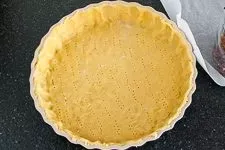 Der fertige Mürbeteig in der Quicheform vor dem Blindbacken