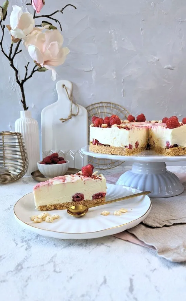 Der fertige No-Bake Himbeer-Käsekuchen mit weißer Schokolade, perfekt für jede Geburtstagsfeier.