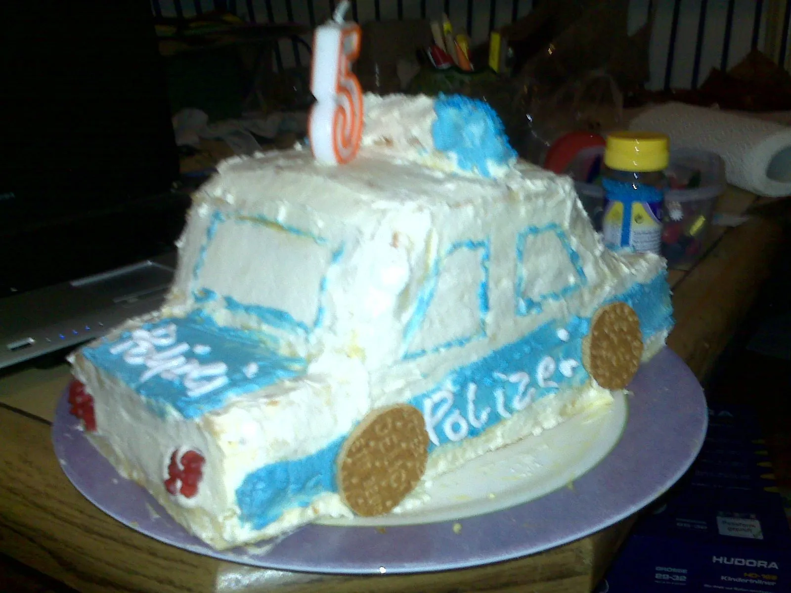 Der fertige Polizeiauto Geburtstagskuchen aus der Nähe