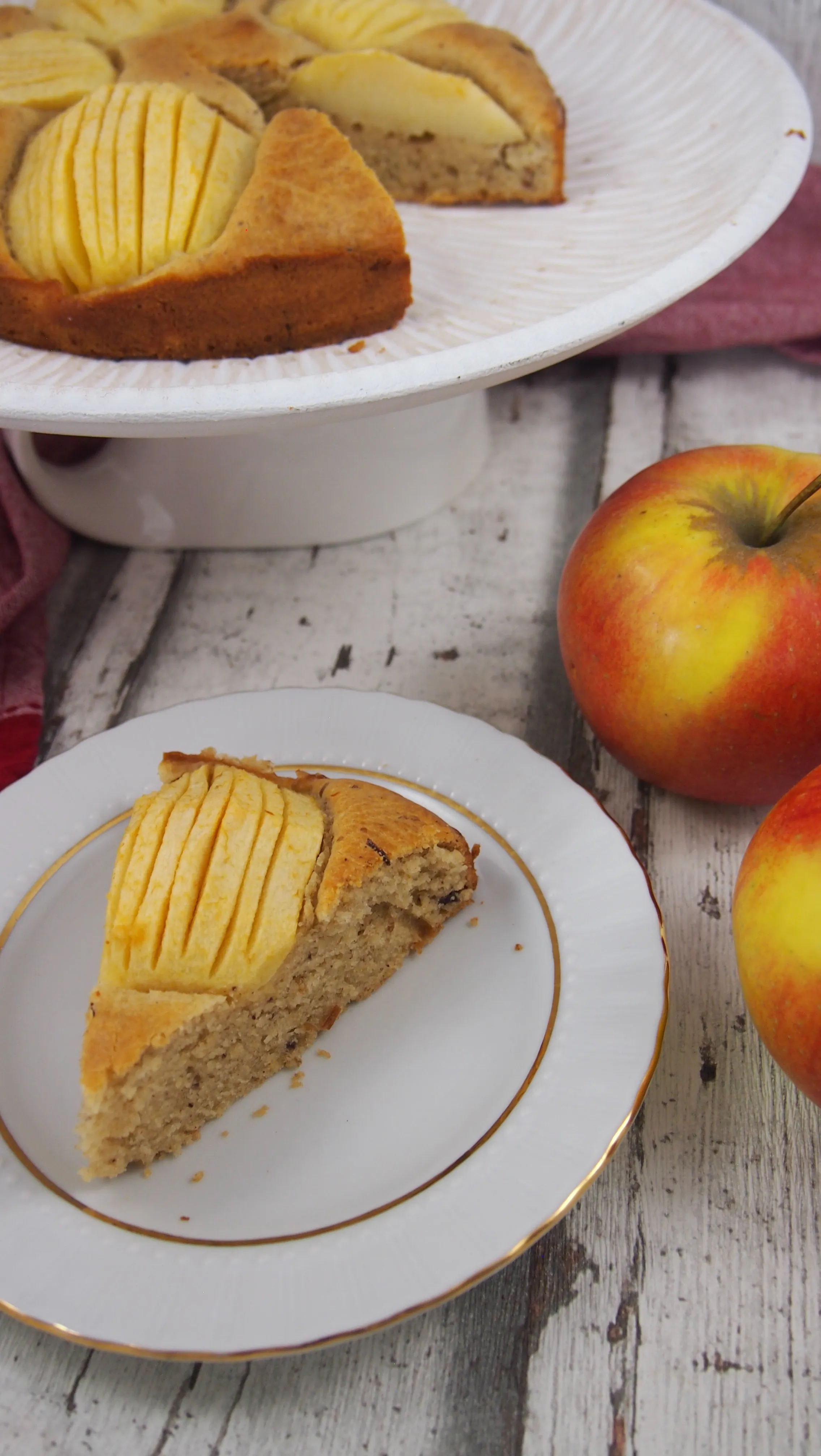 Der fertige, schnelle Apfelkuchen ohne Zucker, der auf einem Kuchengitter abkühlt und bereit zum Servieren ist.