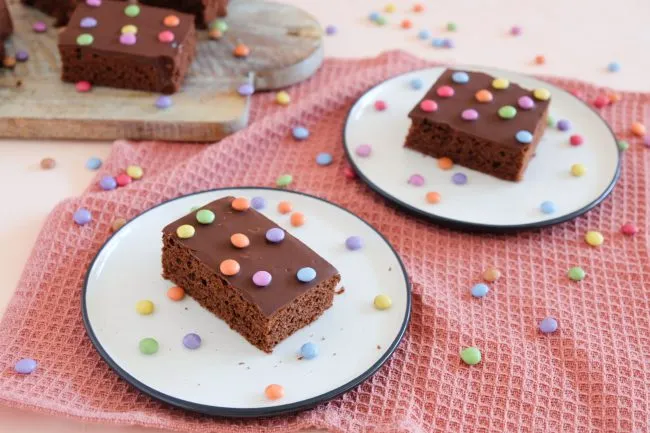 Der fertige Schokoladenkuchen, bereit zum Servieren