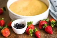 Der frisch gebackene Kuchenboden in der Springform, aus dem Ofen genommen